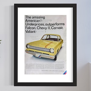 Könnte beinhalten: Eine Vintage-Druckanzeige für den American Motors Rambler. Die Anzeige zeigt ein gelbes Auto mit roten Streifen und den Text "The amazing American! Underprices, outperforms Falcon, Chevy II, Corvair, Valiant".