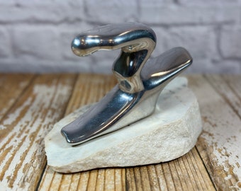 Vintage 1970er Jahre Hoselton Aluminium Skifahrer Skulptur auf weißem Marmorsockel
