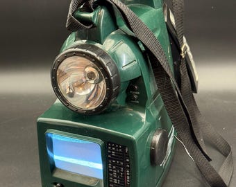 Televisor, radio y linterna portátiles multifuncionales Coleman de los años 90.