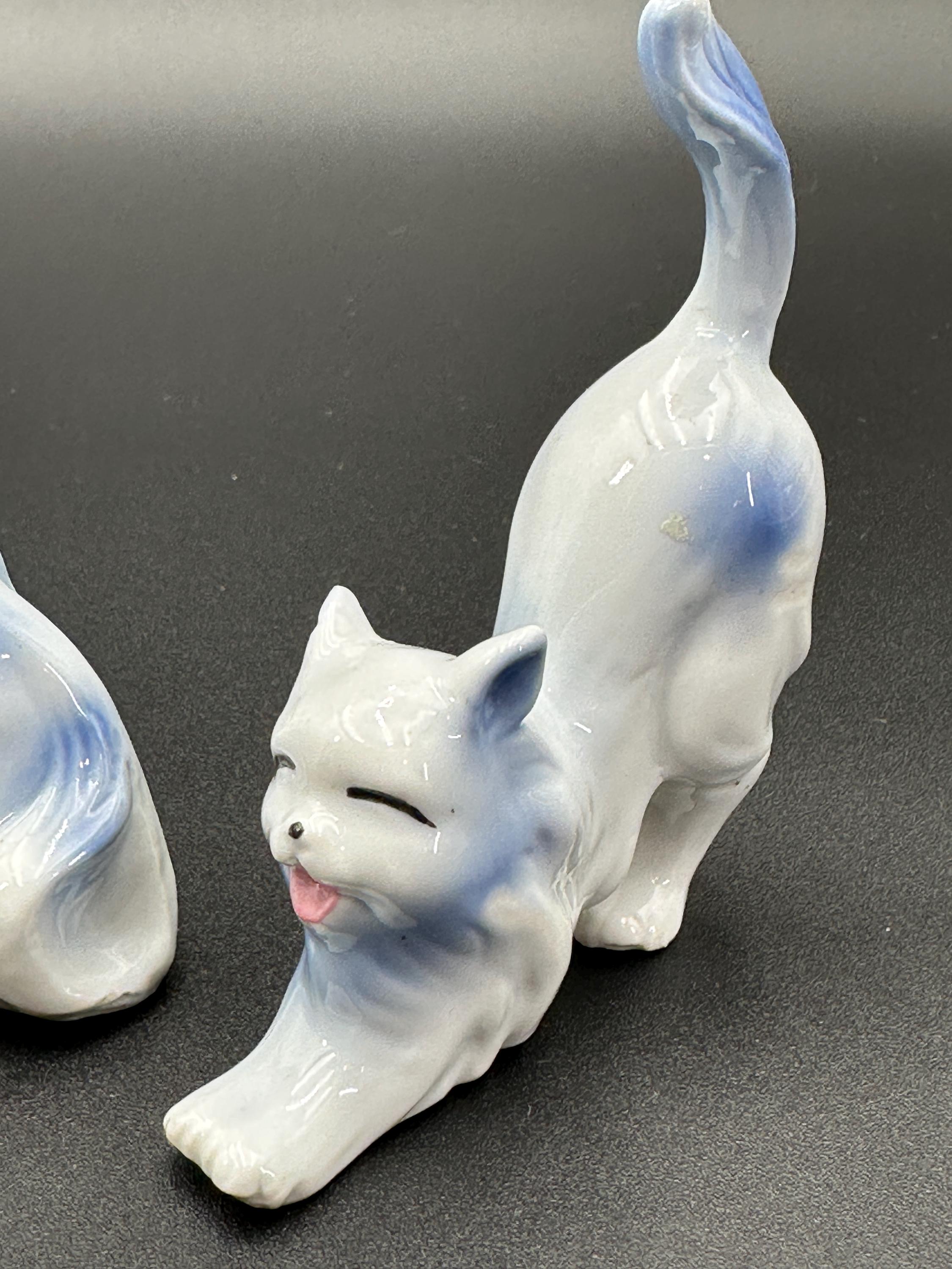 青と白の花模様 猫の陶器置物 アンティーク ヴィンテージ