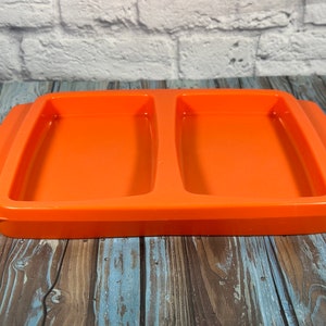 Puede incluir: Bandeja de servir de plástico naranja con dos compartimentos rectangulares.