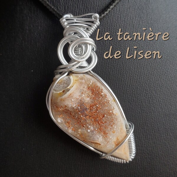 Pendentif en coquillage cristallisé serti de fil aluminium argenté, pierre naturelle, wirewrapping