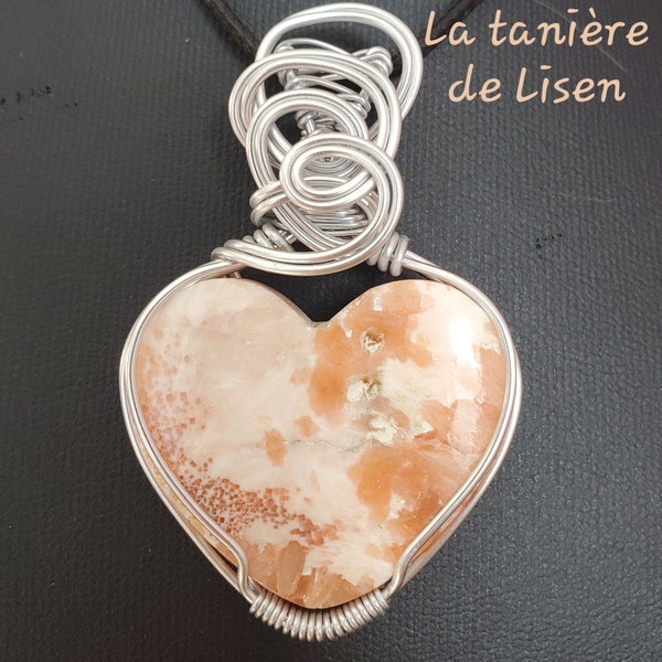 Pendentif en Scolecite/Stilbite en forme de coeur, sertie de fil aluminium argenté en wirewrapping, pierre naturelle