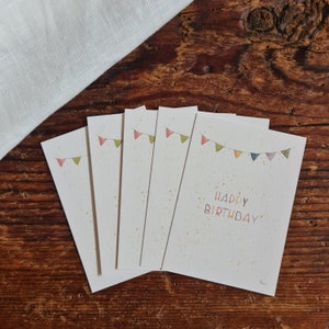 Happy Birthday Wimpel Aquarell Lettering A6 Postkarte Geburtstag Grußkarte zum Geburtstag Sessel Torte Kerzen Wimpelkette