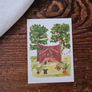 Outdoor Zelt Postkarte A6 Zelt unter Bäumen, Pflanzen, Wimpelkette, Gemütlichkeit Wandern Fernweh Reisen