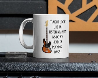 Es könnte aussehen, als würde ich zuhören aber in meinem Kopf spiele ich Bass Lustige Kaffeetasse 11oz. Geschenk für jeden Anlass