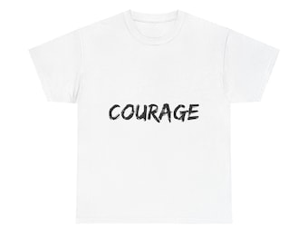 Könnte beinhalten: Ein weißes T-Shirt mit dem Wort "COURAGE" in schwarzer, stilisierter Schrift auf der Brust. Das Shirt hat einen Rundhalsausschnitt und kurze Ärmel. Der Stoff scheint ein weiches, leichtes Material zu sein.