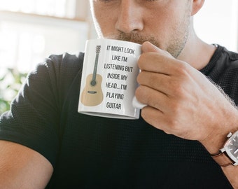 Es könnte aussehen, als würde ich zuhören aber in meinem Kopf spiele ich Gitarre Lustige Kaffeetasse 11oz. Geschenk für jeden Anlass