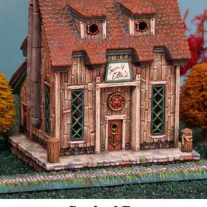 Puede incluir: Un restaurante de mariscos en miniatura con un exterior de madera desgastada y un tejado de tejas rojas. El edificio presenta un letrero que dice "Sam & Ella's" y mide aproximadamente 20x15x15 cm. La puerta principal tiene un dise&ntilde;o de ancla.
