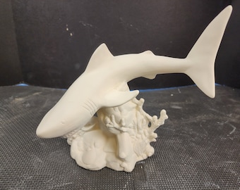Bisque de cerámica sin pintar, gran tiburón blanco sobre coral