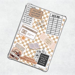 Op de afbeelding: Een transparante telefoonhoes met een geruit patroon in bruin en wit. De hoes is versierd met stickers, waaronder een boek, een bibliotheekkaart, een pleister, een potje pillen, een ster en een briefje met de tekst "Kan ik je over mijn boek vertellen?"