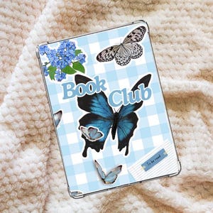 Op de afbeelding: Een blauwe en witte geruite telefoonhoes met de woorden "Book Club" en vlinderillustraties. De hoes heeft een blauwe vlinder met zwarte vleugels en een witte vlinder met zwarte vleugels.