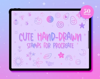 Puede incluir: La pantalla de una tableta digital muestra una colección de 50 sellos lindos dibujados a mano para Procreate. Los sellos son de color rosa y azul e incluyen una variedad de diseños, como corazones, estrellas, flores y animales. El texto "CUTE HAND-DRAWN STAMPS FOR PROCREATE" se muestra en la pantalla.