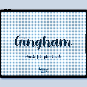 Puede incluir: Una pantalla de tableta digital que muestra un patrón de cuadros vichy azul y blanco. El texto "Gingham brush for procreate" se muestra en la pantalla.
