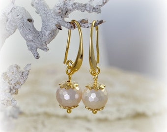 Boucles d’oreilles plaquées or 18 carats avec perles de coquille rondes à facettes / Boucles d’oreilles / Cadeau de bijoux pour femmes