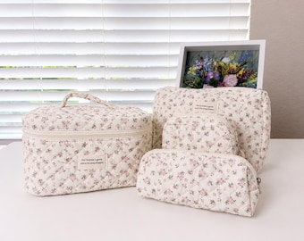 Juego de 4 bolsas de maquillaje elegantes y bordadas personalizadas para mujer: elegantes estuches de viaje con diseño floral acolchado y organizador de artículos de tocador personalizado.