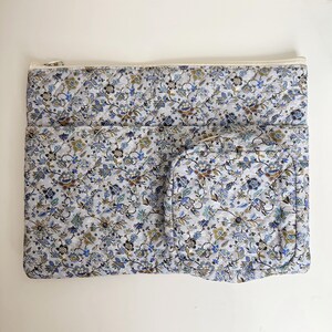 Funda personalizada de algodón con estampado floral para portátil – Nombre bordado a medida, compatible con portátiles de hasta 14 pulgadas Blue