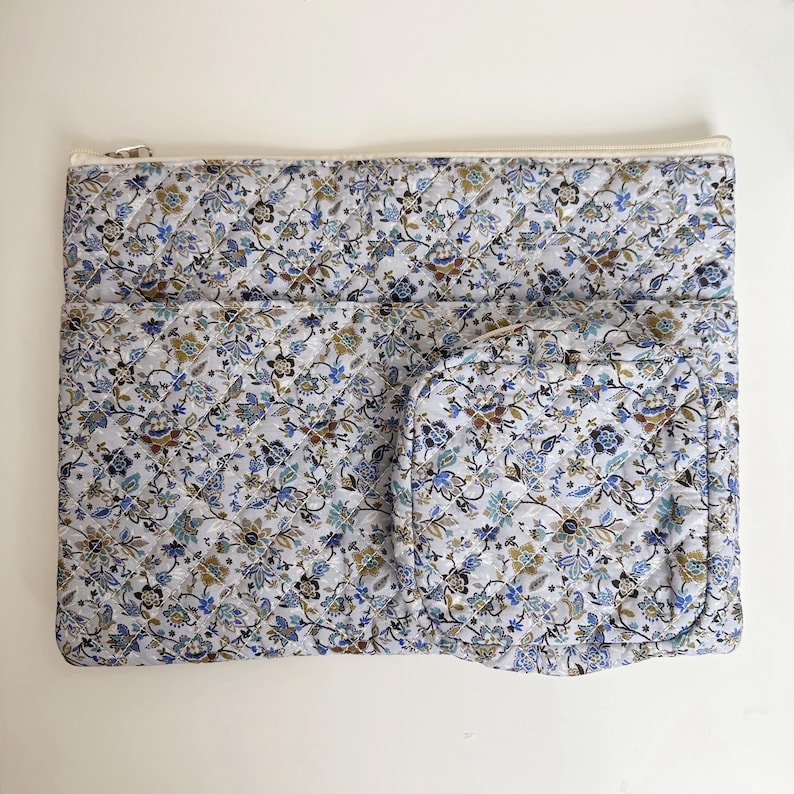 Funda personalizada de algodón con estampado floral para portátil – Nombre bordado a medida, compatible con portátiles de hasta 14 pulgadas Blue