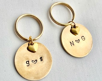 Porte-clés personnalisé initiales de couples - porte-clés en laiton doré, étiquette monogramme estampée à la main - porte-clés lettre personnalisé deux lettres - cadeau de la Saint-Valentin