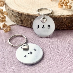 Llavero personalizado con iniciales de pareja - Llavero plateado, etiqueta con monograma estampado a mano - Llavero con dos letras personalizado - Regalo de San Valentín