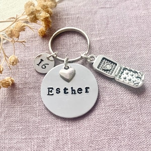 Porte-clés personnalisé pour 16e anniversaire de fille - Cadeau souvenir en argent estampé à la main