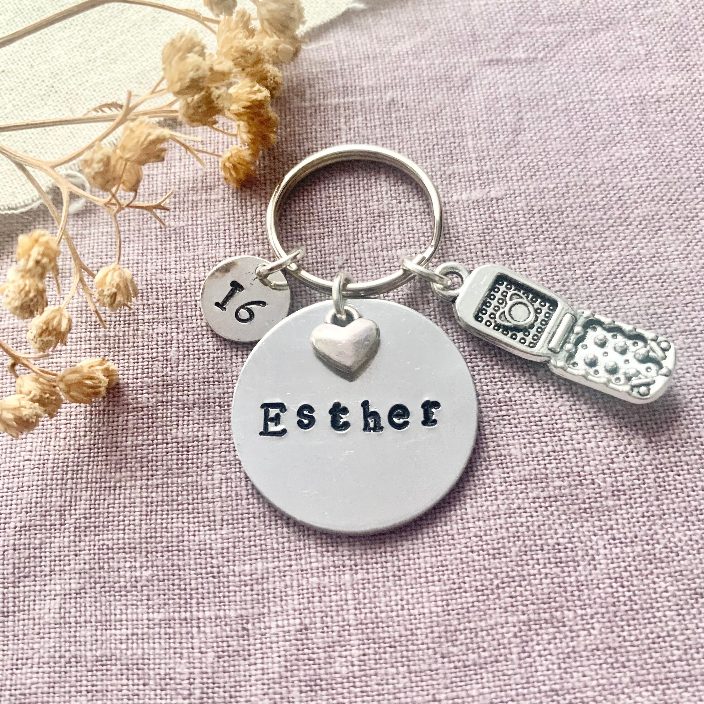 Sweet 16 Schlüsselanhänger – Geschenk Für Teenager Mit „Stay Safe“-Botschaft, Rosa Blume