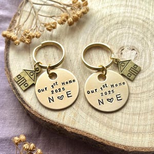 Llaveros dorados personalizados para nuestra primera casa - Regalo de inauguración de una casa nueva - Regalo de mudanza - Juego de llaveros para nuevos propietarios