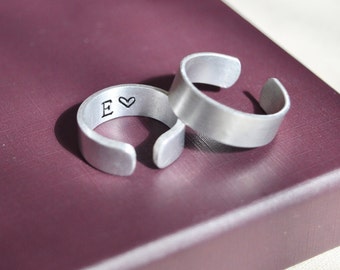 Anillo oculto inicial interior personalizado - Anillo de corazón de puño de plata ajustable - Joyería mínima apilable - Regalos personalizados de San Valentín