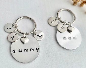 Gepersonaliseerde zilveren mama-sleutelhanger met kinderinitialen - mama, oma-sleutelhanger - Moederdagcadeau - aluminium, met de hand gestempelde sleutelhanger