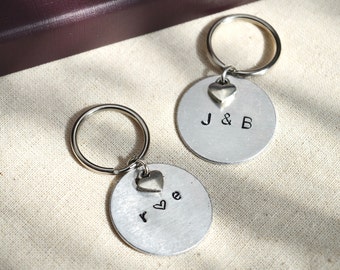 Porte-clés personnalisé initiales de couples - porte-clés en argent, étiquette monogramme estampée à la main - porte-clés lettre personnalisé de deux lettres - cadeau de la Saint-Valentin