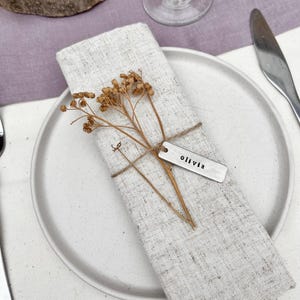 Personalisierte minimalistische Serviettenbindung - silberne handgestempelte Ortsnamen - Serviettenringe - perfekt für Hochzeiten, Brautduschen, Abendessen-Partys