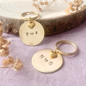 Porte-clés personnalisé initiales de couples - porte-clés en laiton doré, étiquette monogramme estampée à la main - porte-clés lettre personnalisé deux lettres - cadeau de la Saint-Valentin