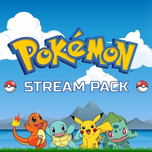 Può includere: Uno sfondo blu cielo con la parola "Pokémon" in giallo e blu, e il testo "STREAM PACK". Sotto, quattro personaggi dei cartoni animati Pokémon su erba verde: Charmander, Squirtle, Pikachu e Bulbasaur. Due icone di Poké Ball affiancano il testo.