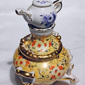 Porzellan Samowar Miniatur Teekanne und Teetasse Set Made in Russland Gelb & Gold mit Orange Blumen- und Rebenmotiv, unten signiert