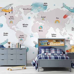 Weltkarte Wallpaper für das Kinderzimmer. Stilvolle Pastellfarben Flugzeuge Karte entfernbares Kinderzimmer Wandbild. Mini Regenbögen Details Kinder Wallpaper