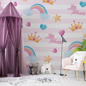 Papel pintado infantil de la pequeña princesa. Fotomural infantil personalizable de rayas rosas para niña. Fondo de pantalla lindo para niños. Fondo de pantalla de la corona. Fotomural Arcoiris