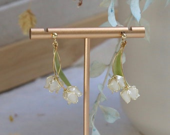 Hars lelietje-van-dalen oorbellen, witte bloemenoorbellen, bloemensieraden, trouwoorbellen, schattige oorbellen, sprookjesoorbellen