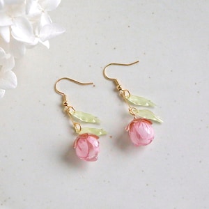 Boucles d'oreilles boutons de fleurs de pêcher, boutons de pêche en plastique rétractable, boucles d'oreilles roses, boucles d'oreilles mignonnes, bijoux végétaux, boucles d'oreilles printanières, boucles d'oreilles pendantes
