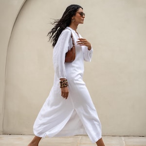 Biała lniana sukienka maxi: długi rękaw, dekolt w serek, luźny krój, kieszenie