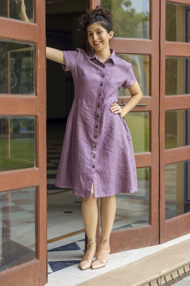 Leinen-Shirt-Kleid mit kurzen Ärmeln, Kragen Loose Fit Tunika mit Knöpfen, Lässiges knielanges lila Kleid mit Taschen, Plus Size Petite Bild 4