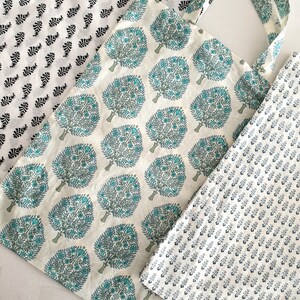 Puede incluir: Tres bolsas de tela con diferentes patrones. La primera bolsa tiene un fondo blanco con dise&ntilde;os de hojas negras. La segunda bolsa tiene un fondo blanco con dise&ntilde;os de &aacute;rboles verdes y azules. La tercera bolsa tiene un fondo blanco con peque&ntilde;os dise&ntilde;os florales azules.