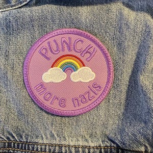 Geborduurde patch antifascistische actie: regenboogprotestsymbool