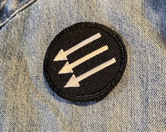 Broderad tygmärke med järnmotiv, 3 pilar (2,5 tum)
