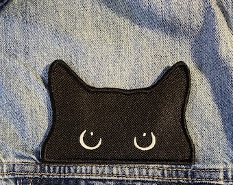 Broderad lapp med kikande katt – present till kattälskare – flera storlekar – stryk-på, sy-på eller med krokar på baksidan