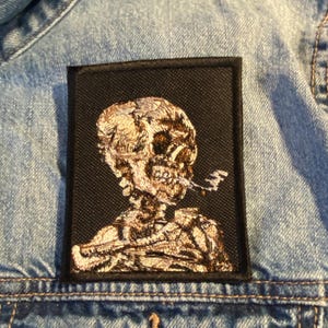 Toppa ricamata con teschio e scheletro, sigaretta accesa, arte gotica (4" e 6")