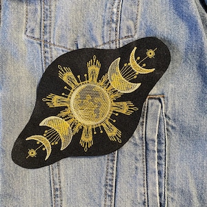 Patch bordado com fases da lua douradas e brilhantes