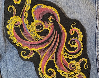 Förgylld rosa broderad lapp med havsbläckfisk – nautisk Kraken-design för jackor, väskor och mer