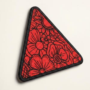 Aplique triangular bordado com flores geométricas