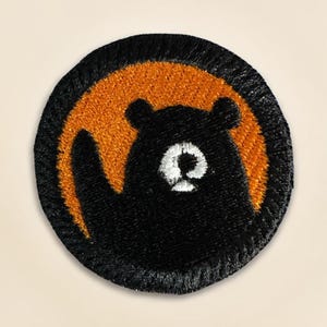 Broderad lapp med vinkande björn – tillbehör till skogsdjur (4,8 x 4,8 cm)