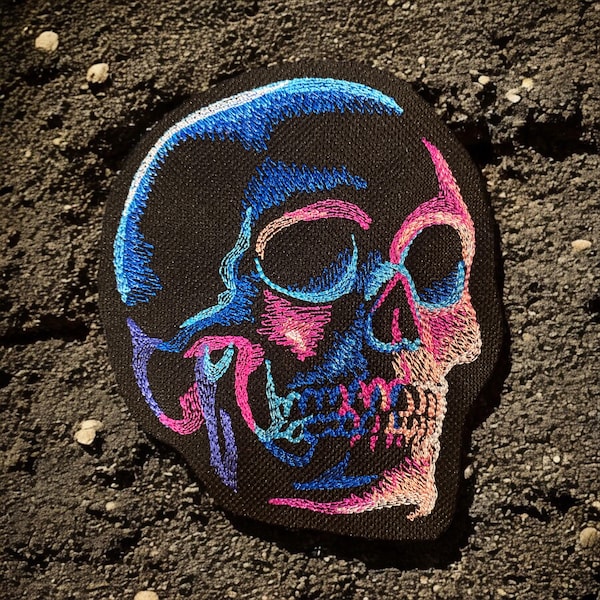 Parche bordado de calavera de neón: diseño de esqueleto gótico vibrante